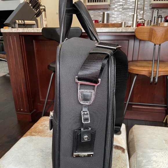 Tumi Arrivé Trifold Carry on Garment Bag - Picture 2 of 9